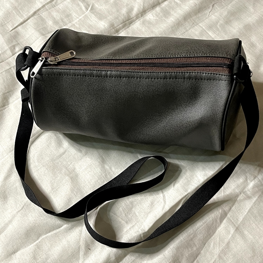 Soft leather cylinder sling bag light weight - Picture 8 of 9